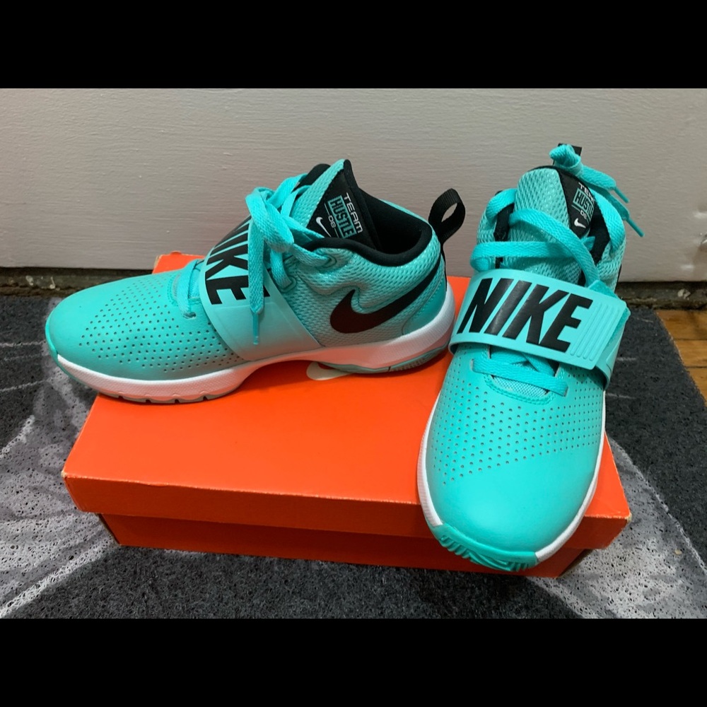Nike Team Hustle D8 Sneakers (Youth)